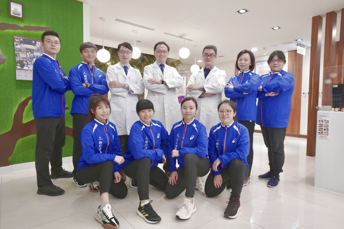 圖2　聯新國際醫院運動醫學中心團隊後排左3吳易澄醫師、左4林頌凱醫師、左5王凱平醫師